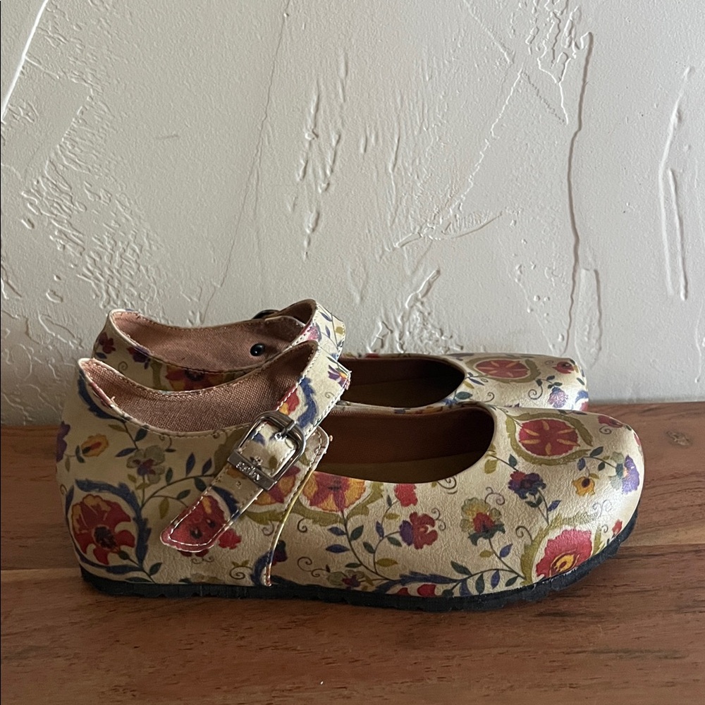 Goby Mary-Jane Close-Toe Shoe, 7.5 (EU 38)